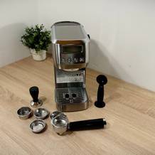 Der gesamte Lieferumfang der Siebträgermaschine von Caso ist auf einem Tisch ausgebreitet.