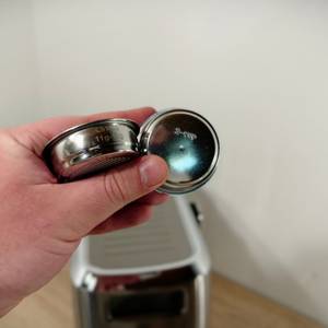 Zwei Siebe der Caso-Siebträgermaschine werden in die Kamera gehalten.