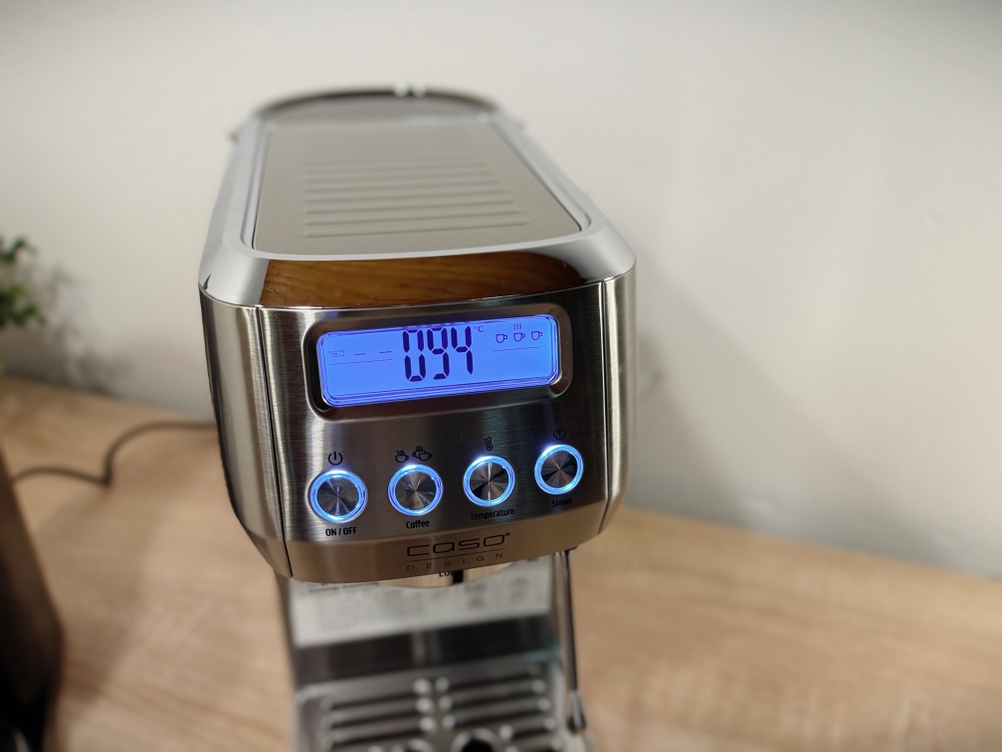 Das Display der Caso-Siebträgermaschine zeigt 94° Celsius an.