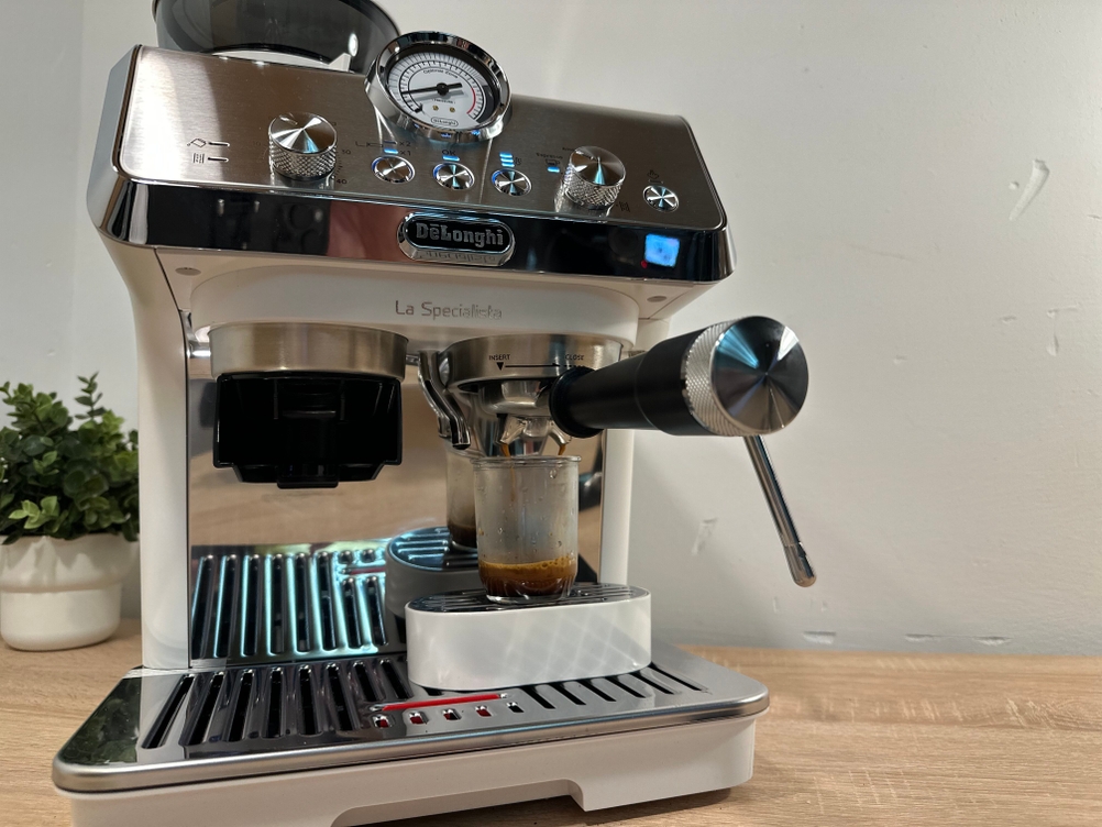Aus der Delonghi-Siebträgermaschine wird ein Espresso bezogen.
