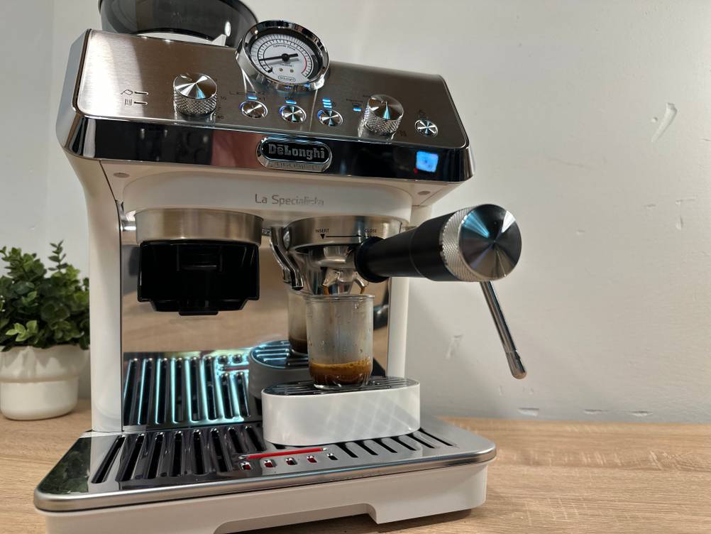 Aus der Delonghi-Siebträgermaschine wird ein Espresso bezogen.