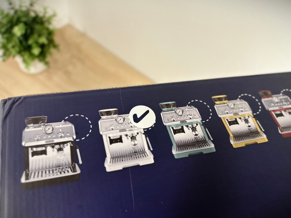 Die Farbauswahl der Siebträgermaschine von Delonghi ist auf der Verpackung zu sehen.