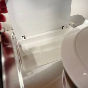 Das Zubehörfach unterhalb der Tassenablage ist geöffnet.