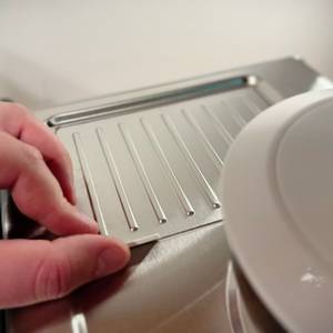 Das Zubehörfach unterhalb der Tassenablage ist geschlossen.