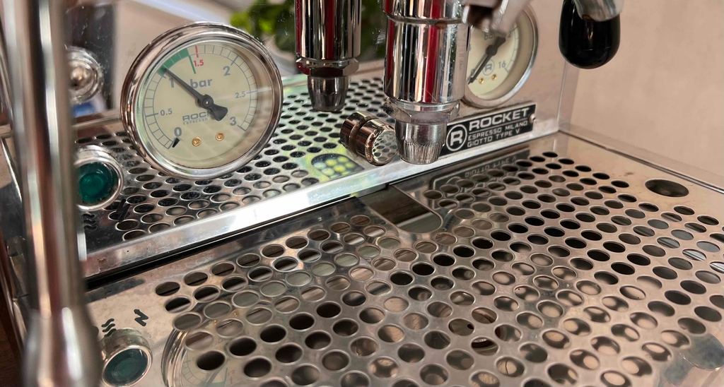 Siebträgermaschinen-Test: Nahaufnahme des Manometers einer Siebträgermaschine. 