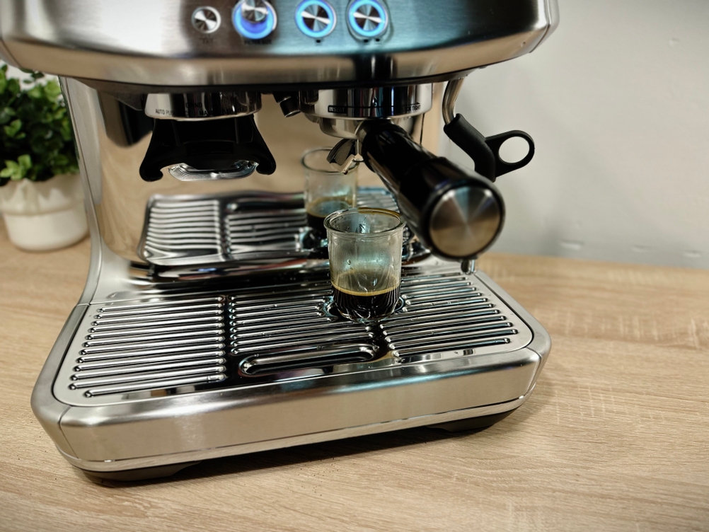 Eine Espressotasse steht unter dem Sieb der Siebträgermaschine von Sage.