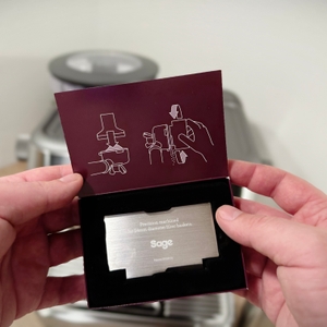 Ein Kaffeemesser für die Siebträgermaschine von Sage ist in einer kleinen Verpackung.