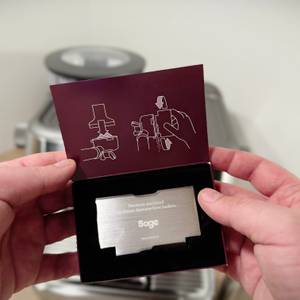 Ein Kaffeemesser für die Siebträgermaschine von Sage ist in einer kleinen Verpackung.