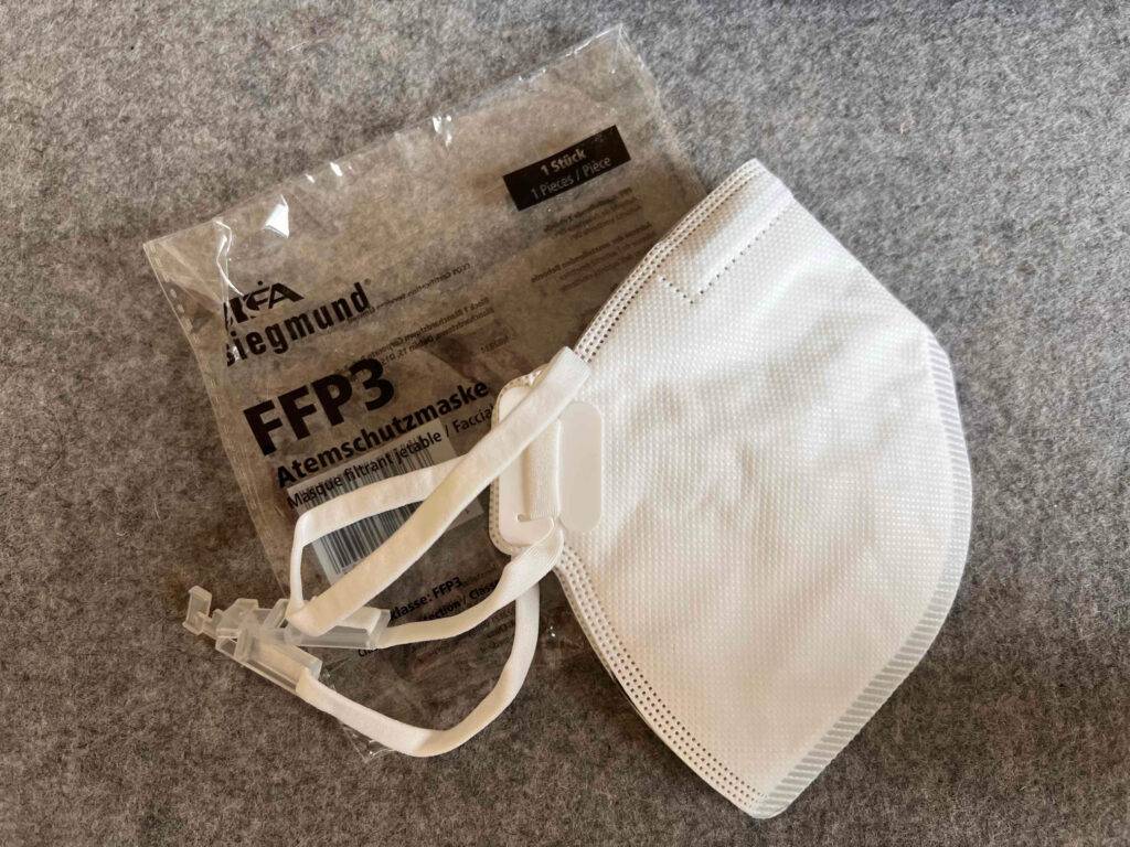 FFP3-Atemschutzmaske-Test: FFP3 Atemschutzmaske von Siegmund Care liegt auf der Verpackung.