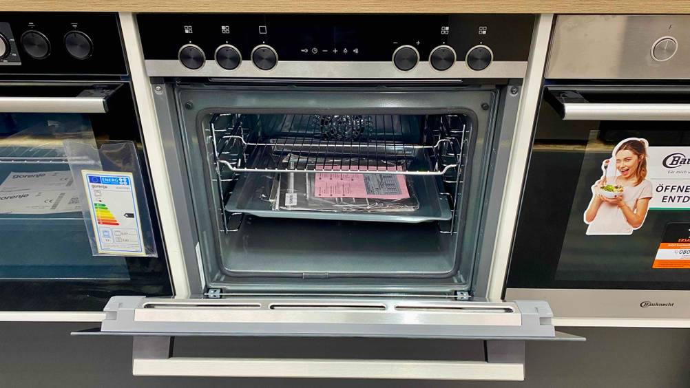 Siemens-Backofen getestet: Ein Gerät von vorne mit geöffneter Klappe und Bedienelemente.