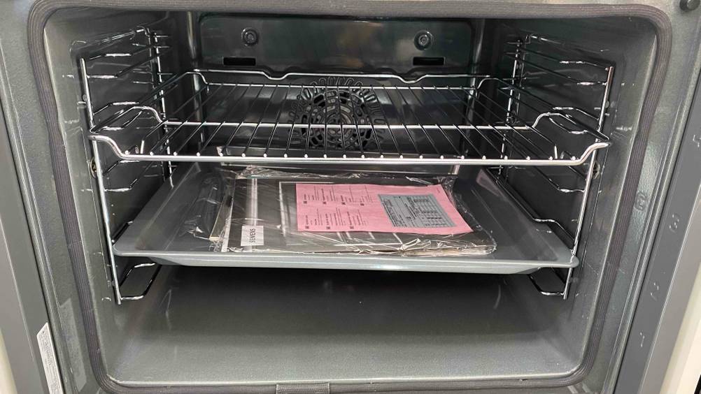 Im Test: Nahaufnahme des Innenraumes mit Blech und Rost eines Siemens-Backofens.