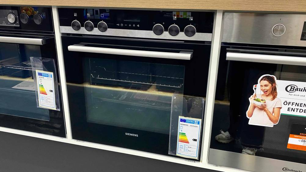 Ein getesteter Siemens-Backofen zwischen anderen Geräten in einer Verkaufsausstellung.