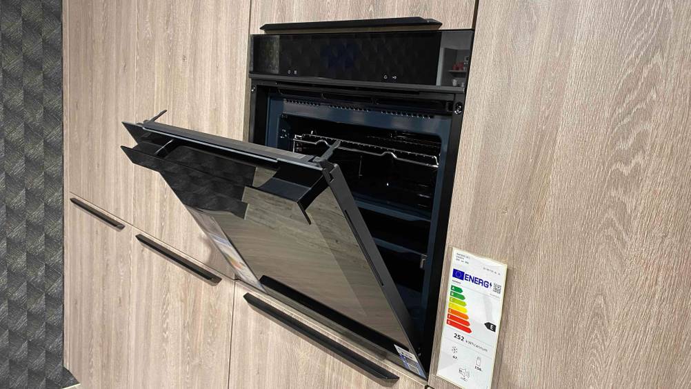 Backofen mit Mikrowelle getestet: Ein eingebautes Gerät mit leicht geöffneter Klappe.
