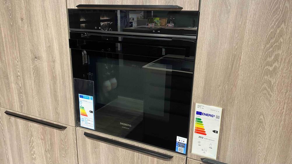 Ein getesteter Backofen mit Mikrowelle in einer Küche eingebaut.