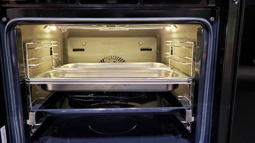 Siemens-Backofen getestet: Blick in den Innenraum des Ofens.