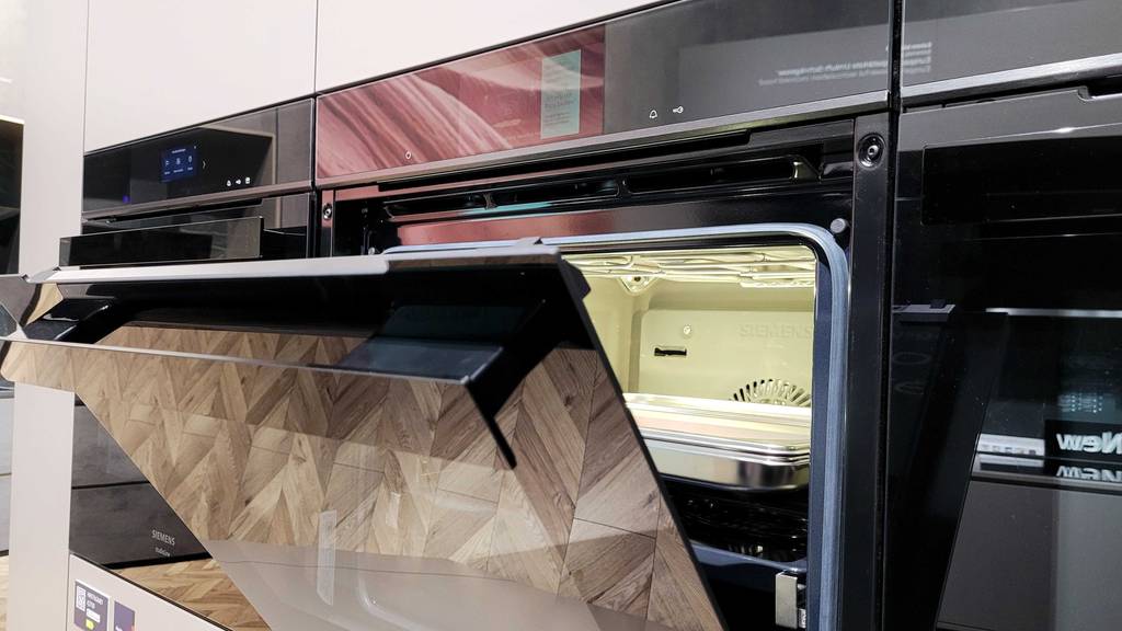 Siemens-Backofen im Test: Geöffnete Backofentür.