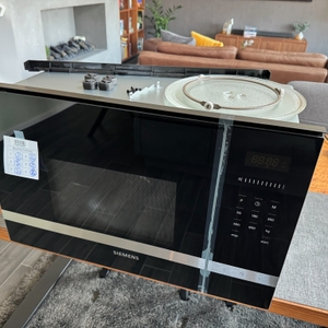 Siemens BF525LMS0 iQ500 steht auf dem Tisch mit Montagematerial auf der Oberseite