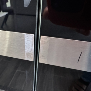 Tür mit Kleberesten bei der Siemens BF525LMS0 iQ500