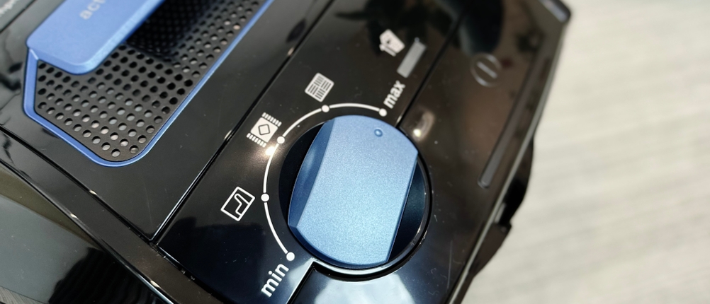 Das Bedienfeld des Siemens extreme silencePower VSQ5X1230 ist in Nahaufnahme zu sehen. Der Drehregler zeigt verschiedene Symbole zur Einstellung der Saugleistung.