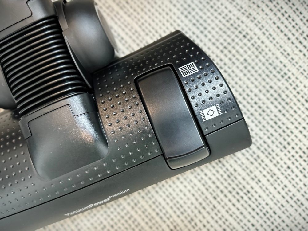 Die Bodendüse des Siemens extreme silencePower VSQ5X1230 ist in der Nahaufnahme zu sehen. Der Umschalter für Teppich- und Hartbodenmodus ist klar erkennbar.