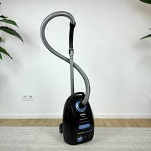 Der Siemens extreme silencePower VSQ5X1230 Staubsauger steht aufrecht auf einem Teppich. Das Saugrohr ist vollständig montiert und aufrecht eingerastet.
