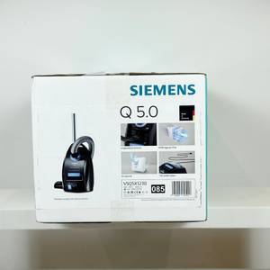 Die rechte Seite der Verpackung des Siemens extreme silencePower VSQ5X1230 zeigt Zubehör, HEPA-Filter, Staubbeutel und technische Highlights.