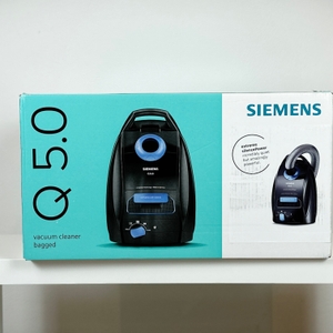Die Vorderseite der Verpackung des Siemens extreme silencePower VSQ5X1230 zeigt das Produktbild. Modellname, Serie und Marketinghinweis zu Lautstärke und Leistung sind erkennbar.