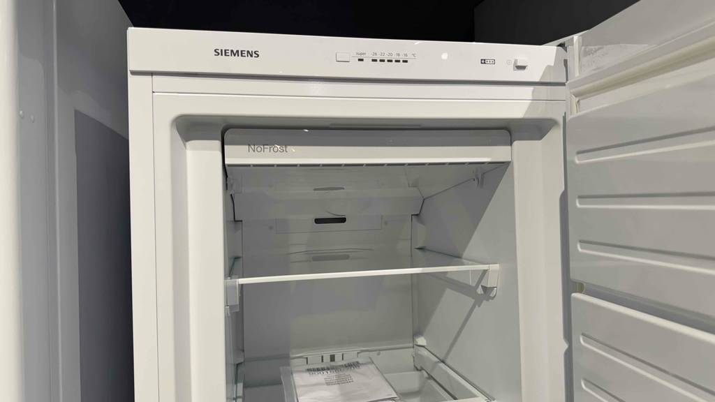 Blick auf das Einstellmenü eines getesteten Siemens-Gefrierschranks.