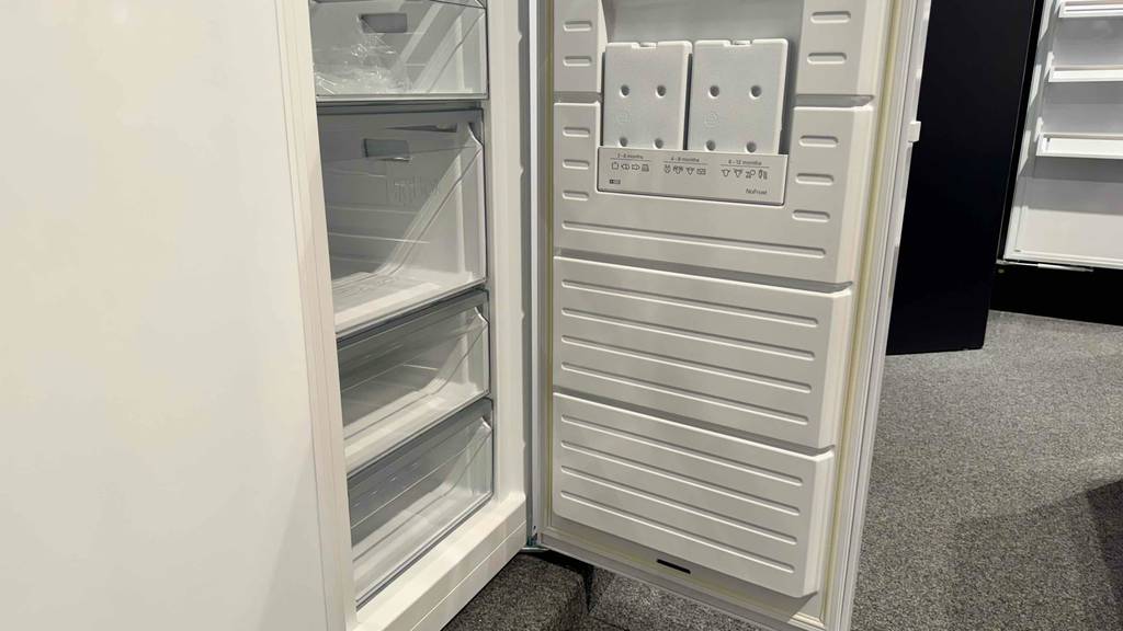 Siemens-Gefrierschrank im Test: Blick von der Seite auf die Schubladen und die Innentür.