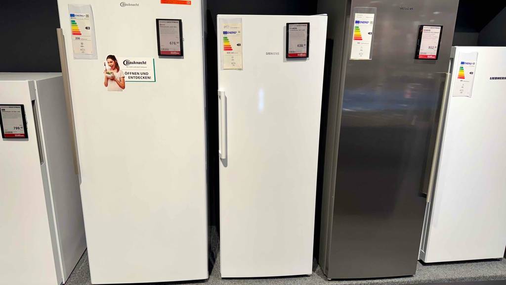 Ein Siemens-Gefrierschrank steht zum testen zwischen Geräten anderer Marken.