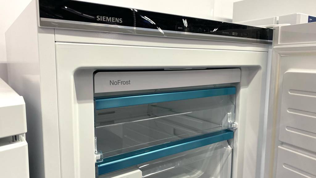 Gefrierschrank (5 Schubladen) getestet: Tür des Gefrierschranks ist geöffnet. 