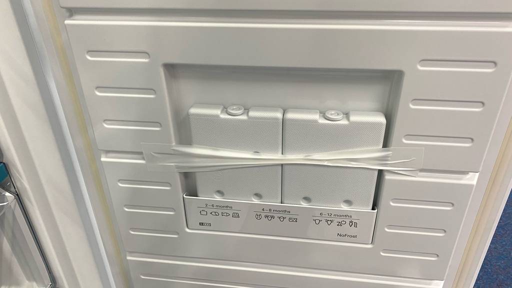 Tür des getesteten Gefrierschranks (5 Schubladen) hat ein weißes Design.