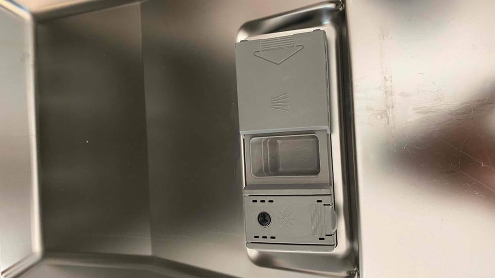 Nahaufnahme der Kammer für Reinigungsmittel eines getesteten Siemens-Geschirrspülers.