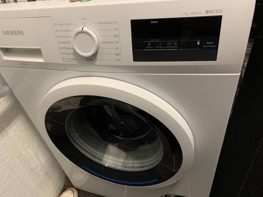 Siemens-Waschmaschine im Test: Nahaufnahme einer iQ300 mit 7 kg Fassungsvermögen.