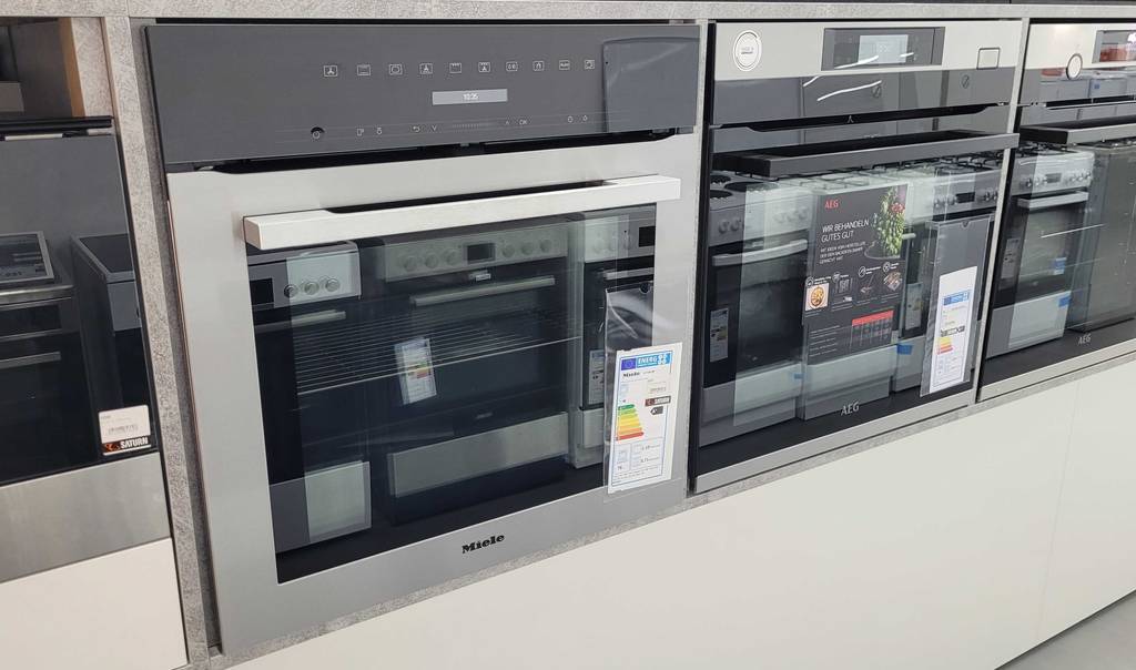Kombibacköfen im Test: ein Einbau-Backofen befindet sich zwischen mehreren Backöfen in einem Verkaufsbereich.