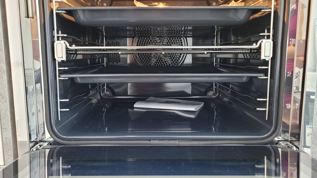 Kombibackofen-Test: ein geöffneter Backofen inklusive Zubehör.
