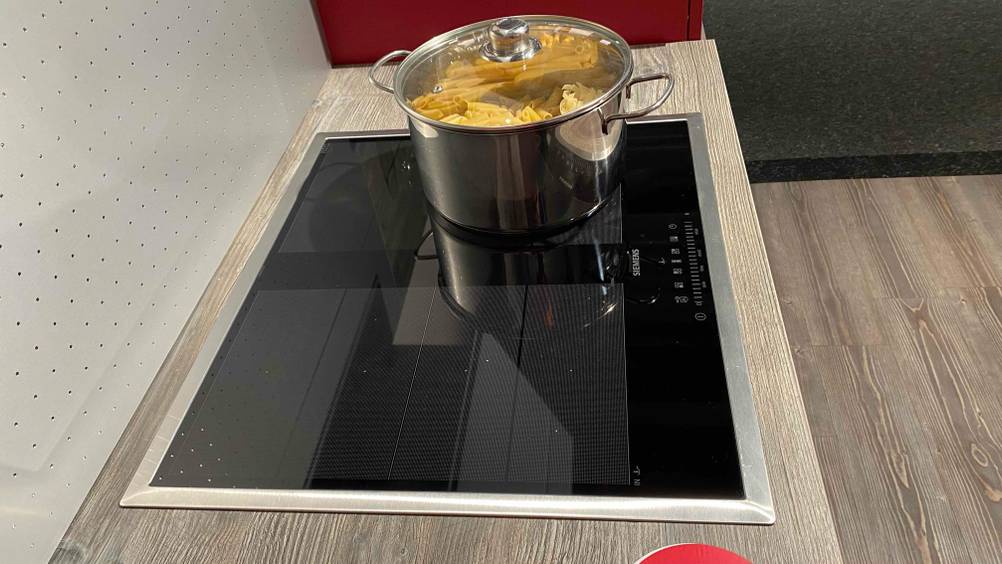 Ein getestetes Siemens-Induktionskochfeld 60 cm von links, darauf ein Topf mit Nudeln.