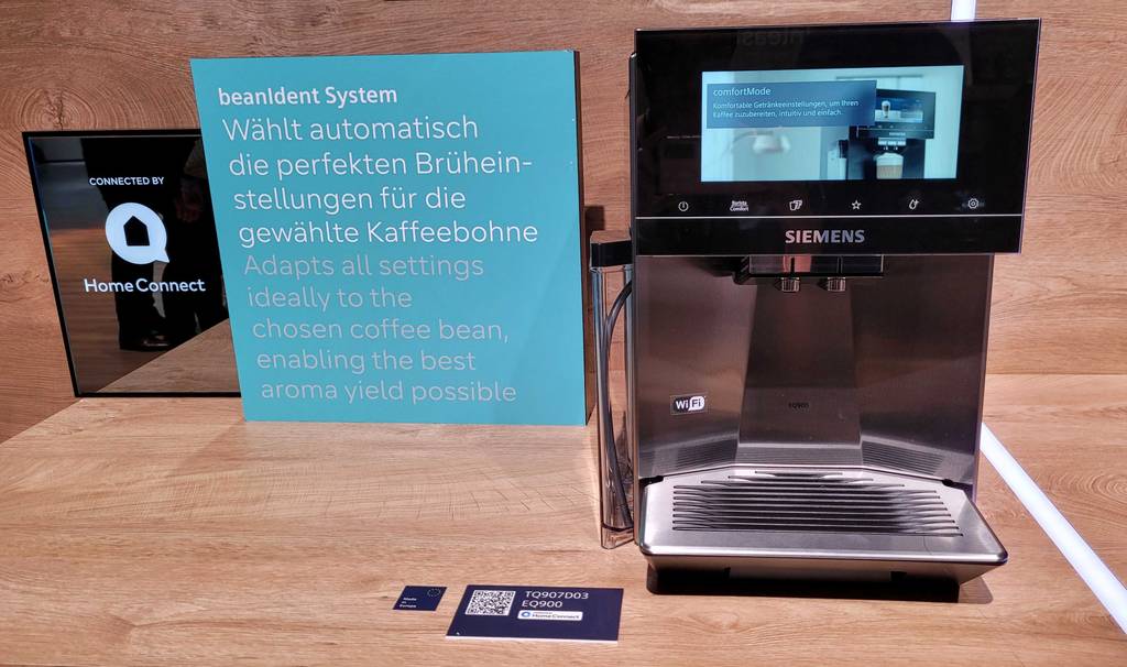 Getesteter Kaffeevollautomat befindet sich auf einer Holzoberfläche. 