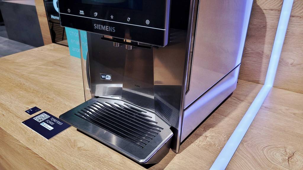 Getesteter Kaffeevollautomat mit Auffangfilter und doppelten Ausguss.