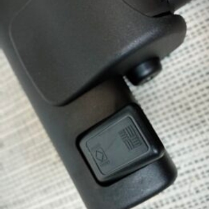 Nahaufnahme des Bodenumschalters am Düsenkopf des Siemens VS06B1110 Staubsaugers. Die Symbole für Teppich und Hartboden sind gut erkennbar.