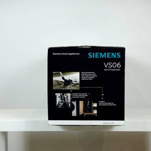 Die linke Seite der Verpackung des Siemens VS06B1110 zeigt Bilder zur Staubaufnahme, dem Zubehör und der kompakten Lagerung. Beschreibungen sind auf Englisch.