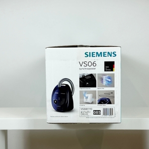 Die rechte Seite der Verpackung des Siemens VS06B1110 zeigt Gerätebild, Zubehör, Hygienefilter und weitere Funktionen. Farbschema ist weiß-blau.