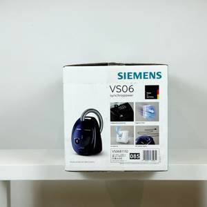 Die rechte Seite der Verpackung des Siemens VS06B1110 zeigt Gerätebild, Zubehör, Hygienefilter und weitere Funktionen. Farbschema ist weiß-blau.