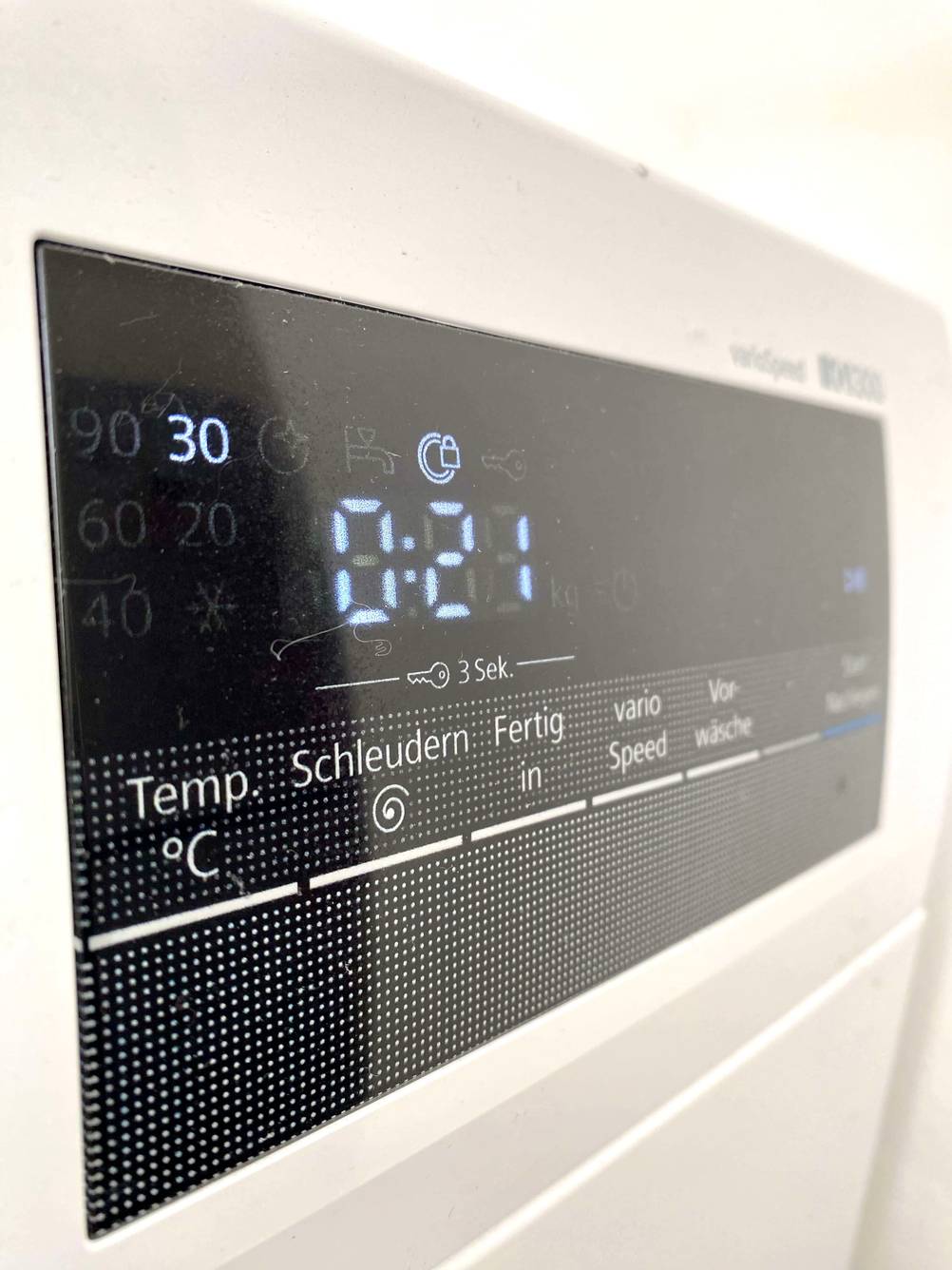 Siemens-Waschmaschine getestet: Nahaufnahme des Displays von der Seite.