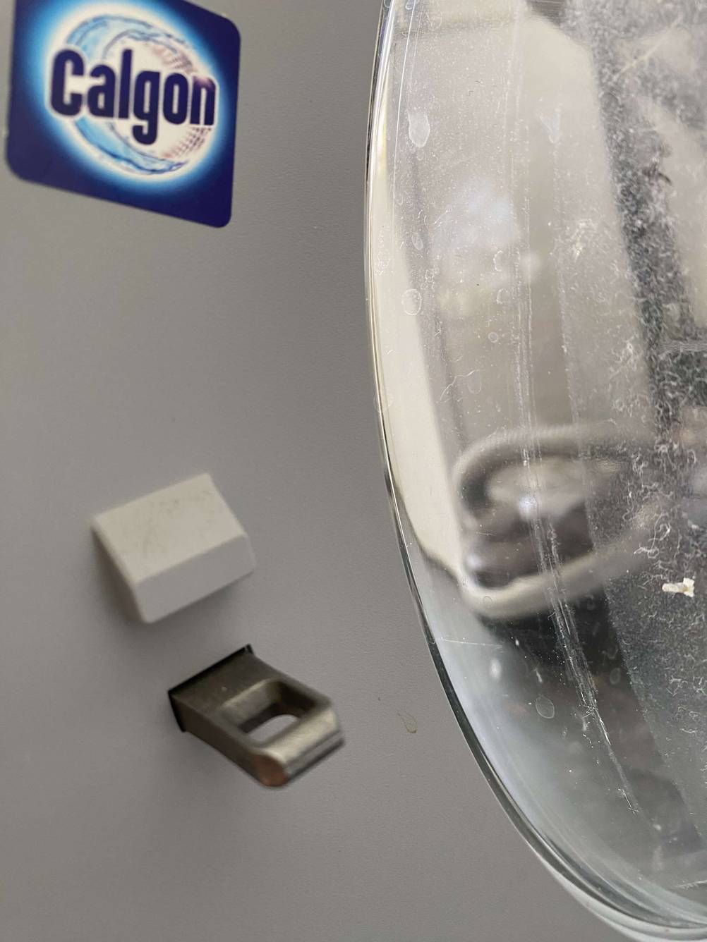 Nahaufnahme des Verschlusses der Klappe einer getesteten Siemens-Waschmaschine.