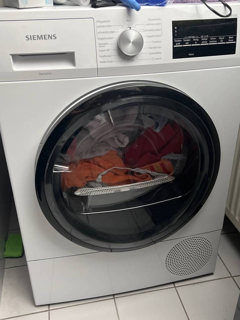 Ein Wärmepumpentrockner im Test in Funktion steht in einem häuslichen Bereich.
