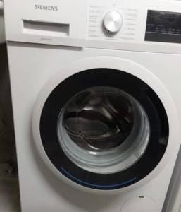 Nahaufnahme von vorn von einer ausgeschalteten Siemens Waschmaschine im Test.