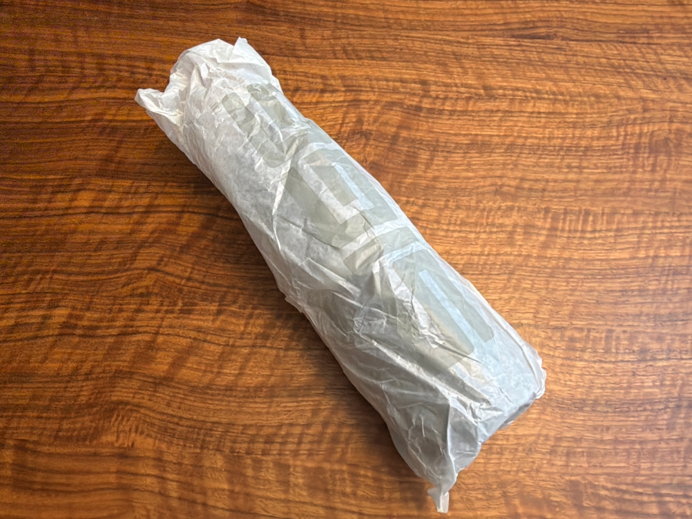 Die Sigg Shield ONE liegt eingepackt auf einem Tisch