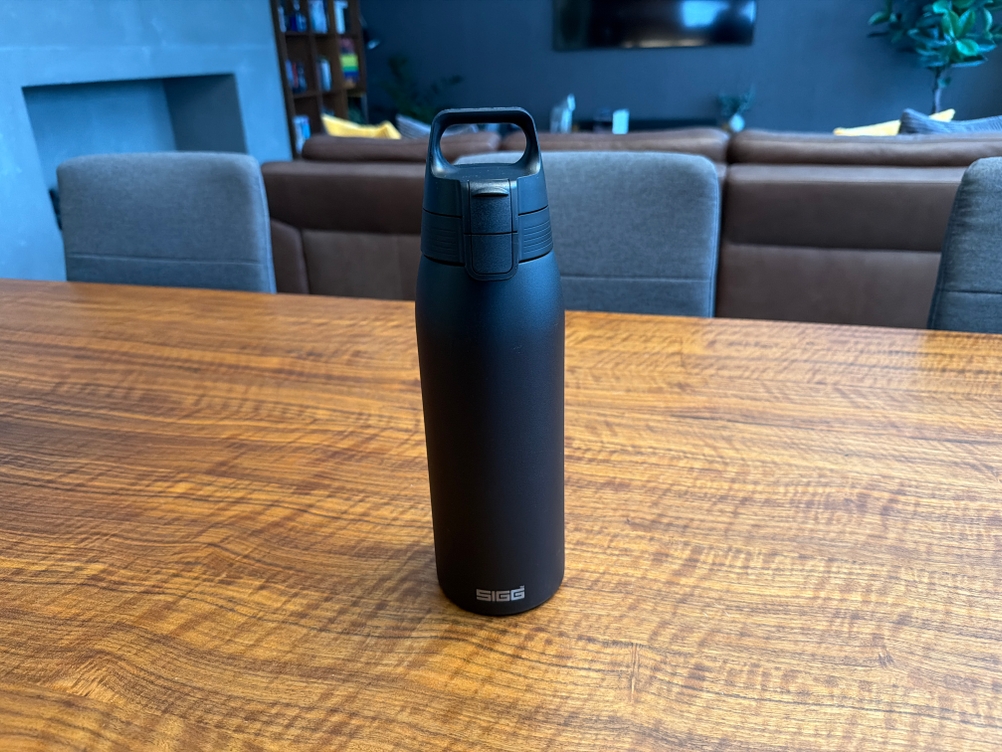 Die Sigg Shield ONE steht auf einem Tisch