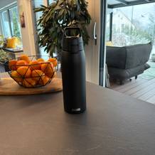 Die Sigg Shield ONE steht auf einer Arbeitsplatte